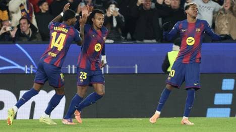 Doppelpacker Koundé (m.) dreht das Spiel