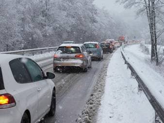 Winterstau: Die richtige Vorbereitung kann Leben retten
