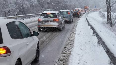 Wenn der Winter auf die Bremse steigt: Auf lange Staus in der kalten Jahreszeit sind Autofahrer jetzt besser immer gut vorbereitet