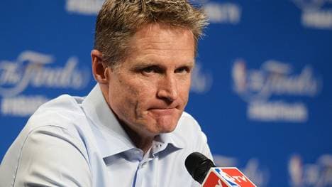 Trainer Steve Kerr von den Golden State Warriors auf einer Pressekonferenz