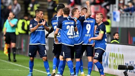 Darmstadt jubelt über den Sieg gegen Nürnberg. 