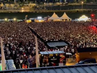 Vor dem Freiburger EUROPA PARK Stadion haben sich mehrere tausend Fans zu einem riesigen Public Viewing versammelt.