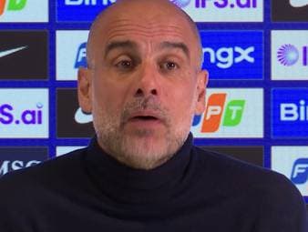 Nach Arsenals Patzer meldet sich Manchester City mit einem 3:0-Sieg gegen Chelsea im Meisterschaftskampf zurück. Trainer Pep Guardiola schwört seine Mannschaft ein und blickt auf das entscheidende Duell gegen die Gunners.