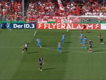 Der SC Freiburg knüpft bei der Rückkehr ins Dreisamstadion nicht an einige glanzvolle Auftritte der Vergangenheit an - steht aber in der nächsten Runde.