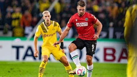 Hendrik Weydandt (r.) schied mit Hannover 96 in der 2. Pokalrunde gegen den BVB aus
