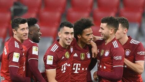 Lewandowski (l.) und die Bayern besiegen Wolfsburg 