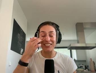 Boris Becker und Andrea Petkovic sprechen im Podcast "Becker Petkovic" über das absurde Drama beim Wimbledon-Finale von Linda Noskova. Beiden Hosts kommen dabei sogar selbst die Tränen. 
