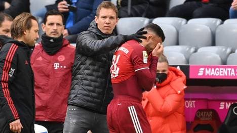 Corentin Tolisso muss nach einer erneuten Verletzung von Bayern-Trainer Julian Nagelsmann getröstet werden
