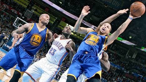 Stephen Curry zieht bei der 98:105-Pleite bei den Memphis Grizzlies zum Korb