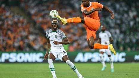 Ex-Frankfurter Evan Ndicka (r.) muss zittern