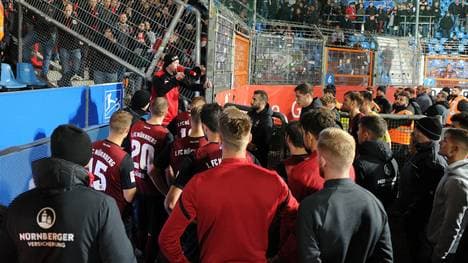 Nürnbergs Fans bestellten die Spieler nach der Partie in Bochum zum Rapport in die Kurve