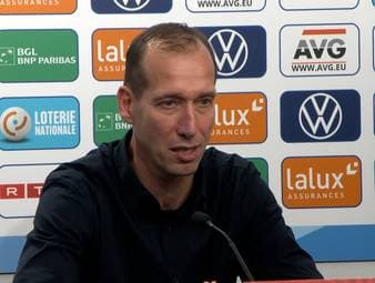 Luxemburgs Nationaltrainer Jeff Strasser spricht auf der Pressekonferenz nach der Niederlage gegen Deutschland über einen möglichen Platzverweis gegen Leon Goretzka.