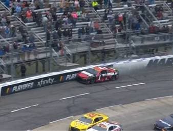 Spektakuläres Computerspiel-Manöver in NASCAR