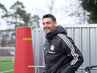 Am kommenden Bundesliga-Spieltag feiert Albert Riera seine Heimspielpremiere als Cheftrainer von Eintracht Frankfurt. Mit Vorfreude blickt der Spanier auf das Duell mit Borussia Mönchengladbach. Kurios ist jedoch, dass Riera vor der Partie das Comeback von Can Uzun und Younes Ebnoutalib ankündigt, obwohl sie eigentlich noch gar nicht fit sind.