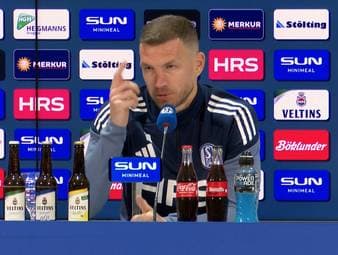 Trotz finanziell und sportlich lukrativeren Angeboten entschied sich Edin Dzeko für einen Wechsel zum FC Schalke 04 in die 2. Bundesliga. Nun erklärt er seine Entscheidung.