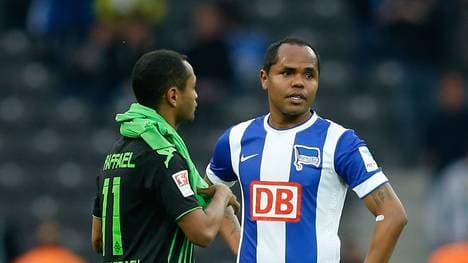 Ronny von Hertha BSC und Raffael von Borussia Mönchengladbach im Gespräch