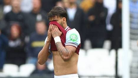 Lucas Paqueta von West Ham United bricht nach einer gelben Karte auf dem Platz in Tränen aus