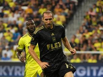 Chiellinis bizarres Handspiel lässt Fans wüten