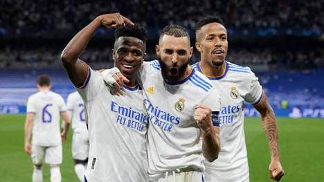 Karim Benzema (M.) wird von Vinicius Jr. (l.) gefeiert