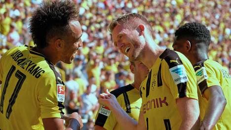 Pierre-Emerick Aubameyang bedankt sich bei Andre Schuerrle für die Torvorlage