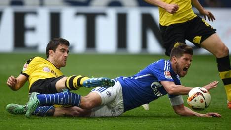 Sokratis (l.) verschuldet den Strafstoß zum 2:2 durch Klaas-Jan Huntelaar
