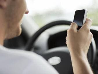 Handy im Auto - Ist ein Umlegen des Handys während des Fahrens erlaubt?