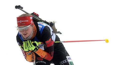 Biathletin Annika Knoll in Abfahrtshaltung