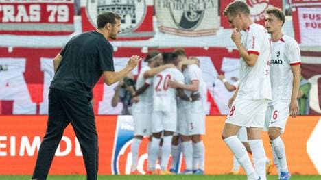 Julian Schuster ist Trainer beim SC Freiburg - und kommt auch bei Neuzugang Patrick Osterhage (r.) gut an