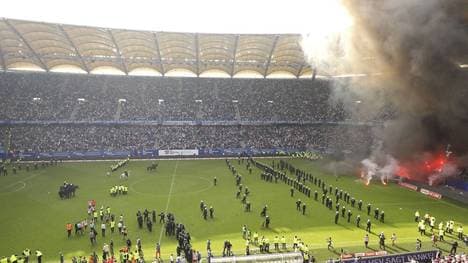 Die HSV-Fans machen ihren Unmut über den Abstieg ihre Klubs Luft