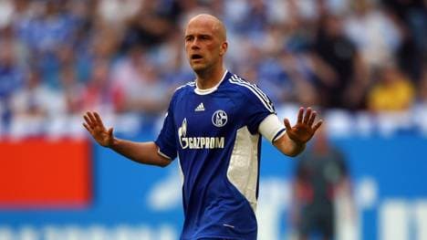 Fabian Ernst wurde bei Hannover 96 ausgebildet und spielte anschließend in der Bundesliga für den HSV, Bremen und Schalke