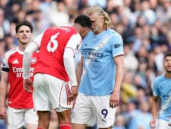 Erling Haaland bekommt es im Topspiel mit Manchester City gegen den FC Arsenal mit William Saliba und Gabriel Magalhaes zutun, gerät mit Letzterem sogar Kopf-an-Kopf. Trainer Pep Guardiola will mit seinem Angreifer nicht tauschen.