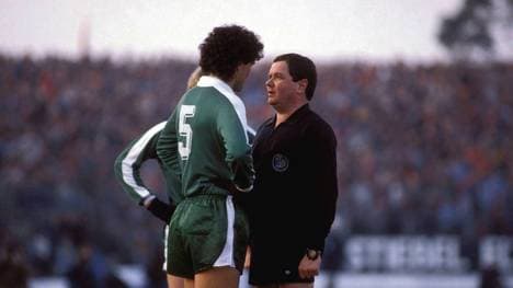 Wolf-Dieter Ahlenfelder im Gespräch mit mit einem Bremen-Spieler