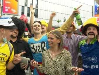 Feucht-fröhlich, aber auch fachkundig: Die deutschen Fans feiern in Berlin den Darts-Sport und auch sich selbst. SPORT1-Moderatorin Jana Wosnitza hat sich unter die Darts-Liebhaber gemischt.