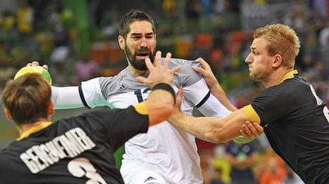 Im Halbfinale von Rio waren Nikola Karabatic (M.) und seine Franzosen noch etwas zu stark für Julius Kühn (r.) und Co.