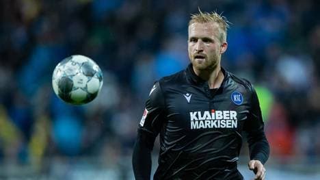 DARMSTADT, GERMANY - OCTOBER 04: Philipp Hofmann of Karlsruhe controls the ball during the Second Bundesliga match between SV Darmstadt 98 and Karlsruher SC at Merck-Stadion am Boellenfalltor on October 04, 2019 in Darmstadt, Germany. (Photo by Simon Hofmann/Bongarts/Getty Images)