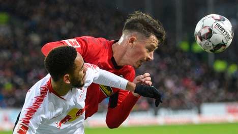 SC Freiburg: Robin Koch fällt nach Innenbandriss aus, Robin Koch (rechts) im Duell mit Leipzigs Cunha Matheus 