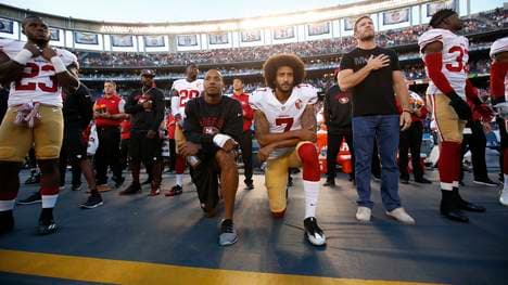 Der Anstoß der Diskussion: Colin Kaepernick kniet bei der US-Nationalhymne