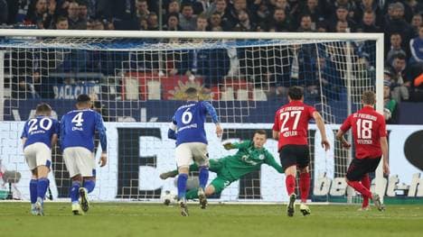 Nils Petersen (r.) brachte den SC Freiburg auf Schalke per Elfmeter zurück ins Spiel