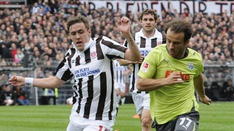 Für Max Kruse (l) und den FC St Pauli war ein 5:0 über Paderborn zu wenig für den Aufstieg. 