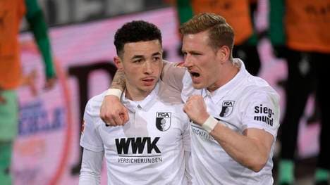Ruben Vargas (l.) mit Andre Hahn im Trikot des FC Augsburg