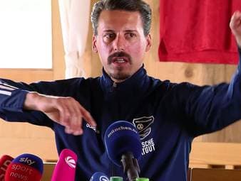 Sandro Wagner gibt sich bei seiner Vorstellung als neuer Trainer der SpVgg Unterhaching genau so, wie man ihn kennt: selbstbewusst und mit klaren Worten.
