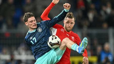 Florian Wirtz (l.) im Duell mit Silvan Widmer 