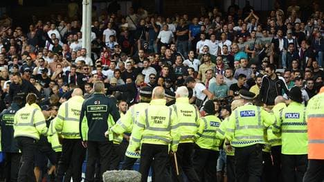 Anhänger von Hajduk Split versuchen, den Platz zu stürmen