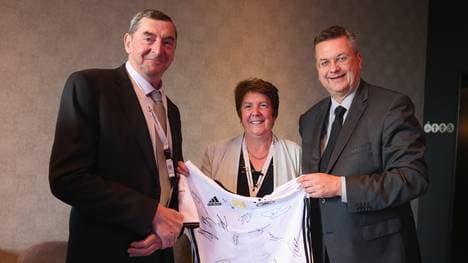 Daniel Nivel (l.) hat das Bundesverdienstkreuz erhalten