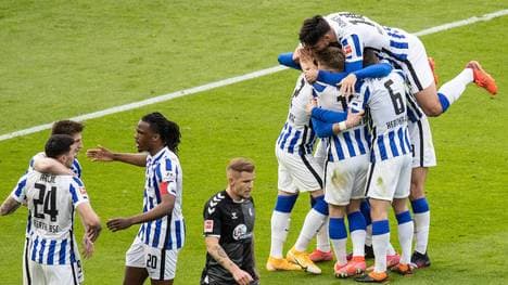 Berlin, 06.05.2021, Fussball, Bundesliga, 30. Spieltag, Hertha BSC - SC Freiburg, Olympiastadion. Herthas Nemanja Radonjic (l-r), Krzysztof Piatek, Dedryck Boyata, Santiago Ascacibar, Vladimir Darida, Omar Alderete und Matteo Guendouzi jubeln nach Pekariks Tor zum 2:0. DFL regulations and DFB regulations prohibit any use of photographs as image sequences and or quasi-video, Foto: Andreas Gora Hertha BSC - SC Freiburg *** Berlin, 06 05 2021, Football, Bundesliga, Matchday 30, Hertha BSC SC Freiburg, Olympiastadion Herthas Nemanja Radonjic l r , Krzysztof Piatek, Dedryck Boyata, Santiago Ascacibar, Vladimir Darida, Omar Alderete and Matteo Guendouzi cheer after Pekariks goal to make it 2 0 DFL regulations and DFB regulations prohibit any use of photographs as image sequences and or quasi video, Foto Andreas Gora Hertha BSC SC Freiburg