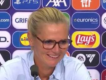 Mit Englands Triumph 2025 stemmte Sarina Wiegman zum dritten Mal in Folge als Trainerin den EM-Pokal in die Höhe. Nach dem Finalsieg gegen Spanien konnte die Niederländerin ihr Glück kaum fassen.