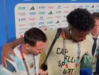 Nach dem 3:2-Sieg gegen Kap Verde gibt Lionel Messi natürlich Interviews und nimmt sich Zeit für seine Fans. Das Kuriose: Die "Fans" standen eben noch mit ihm auf dem Platz. Es sind die Spieler von Kap Verde.
