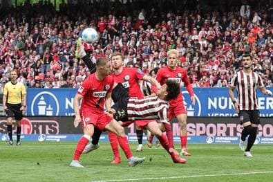 Fallrückzieher! Diesen Treffer müssen Sie sehen