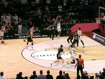 Die Horrorserie des FC Bayern Basketball hält an! Im EuroLeague-Spiel bei Dubai Basketball verzocken die Münchner erst einen satten Vorsprung - und in den Schlusssekunden auf wahnwitzige Weise dann auch endgültig den Sieg.