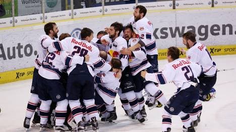 Die Spieler des EHC München bejubeln ihren Titel  aus der vergangenen Saison